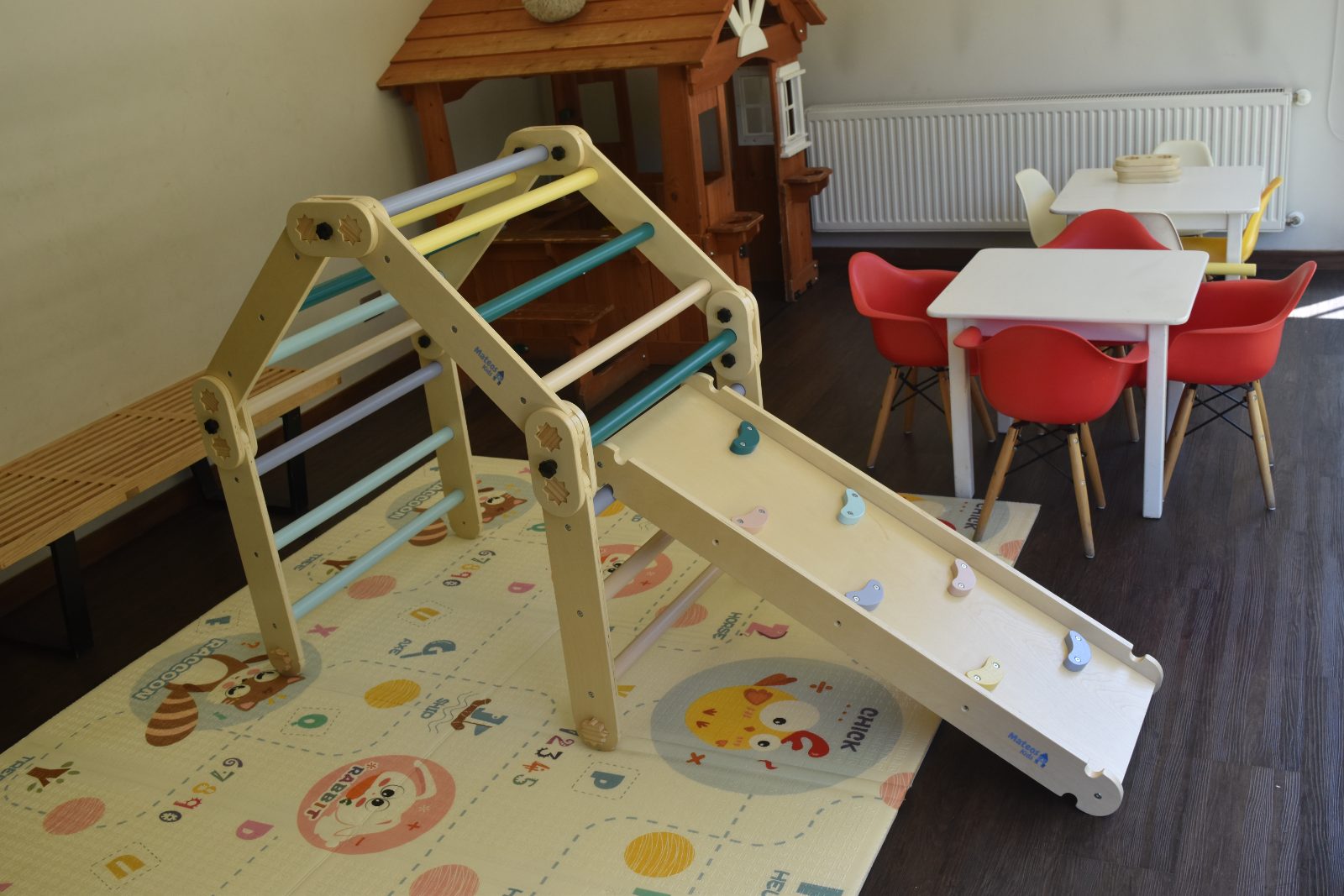 Tri&aacute;ngulo Pikler XL en sala de juego, l&iacute;nea Movimiento Libre